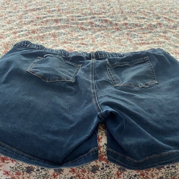 Weekend Mid Rise Bermuda Shorts - Picture 4 of 4